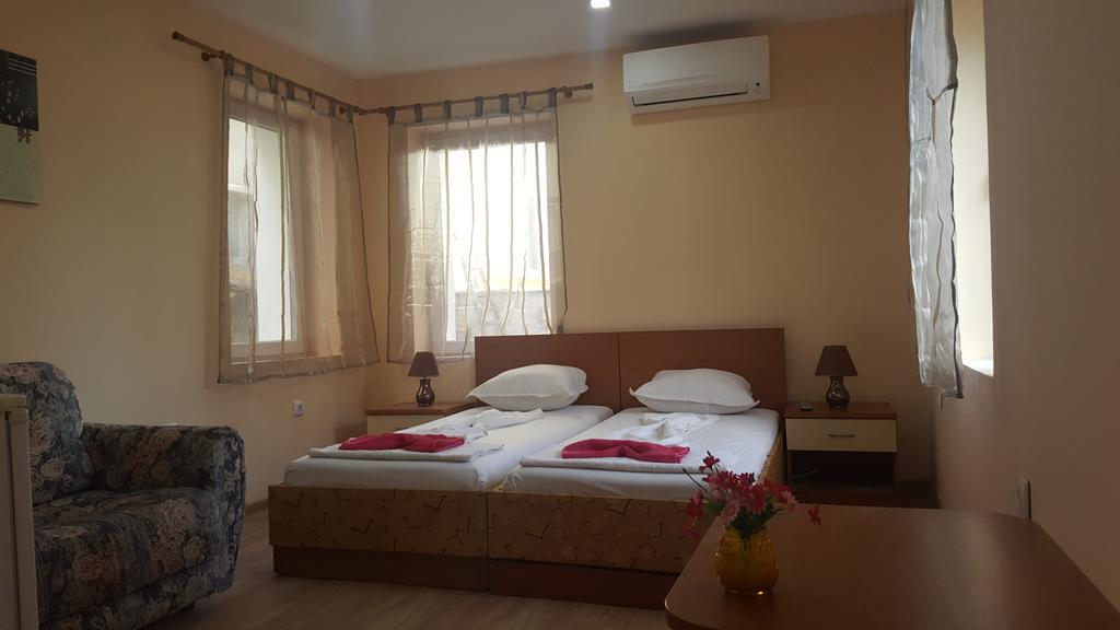 Cathedral Guesthouse Varna Exterior photo