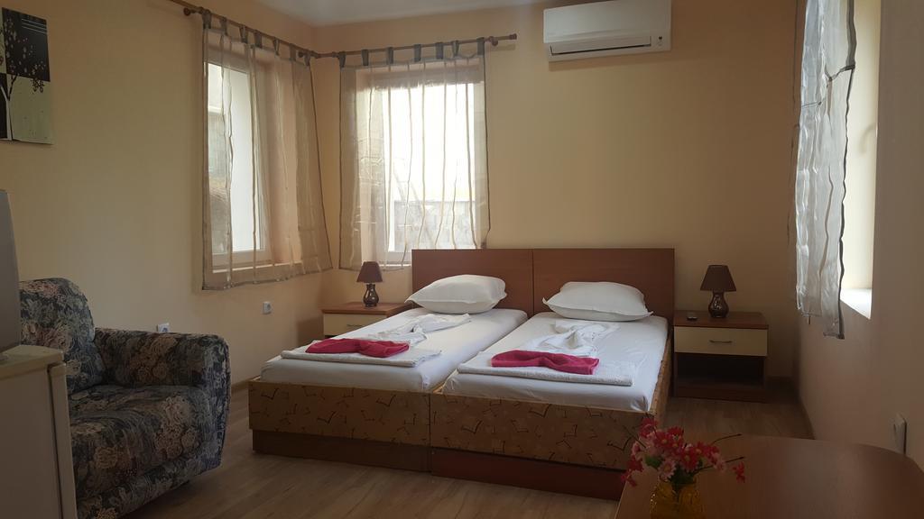 Cathedral Guesthouse Varna Exterior photo